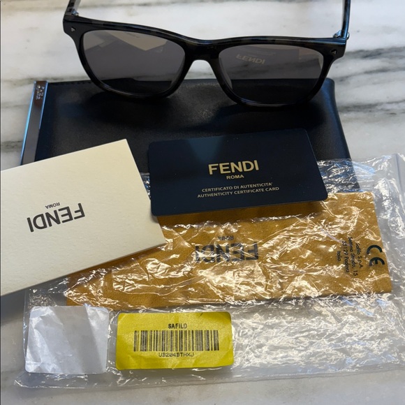 Fendi Gray Tortoise Unisex Sunglasses full inclusion worn once - Picture 11 of 16